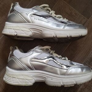 Madden Girl Sneakers Size 6.5M Silver White Kids Shoes